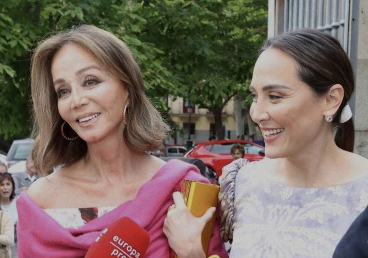 Isabel Preysler junto a Tamara Falcó, a su llegada a la boda de Lucía Domínguez Vega-Penichet y Álvaro Gomis.