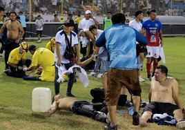Sanitarios atienden a los heridos en la estampida del estadio de Custcatlán, en El Salvador