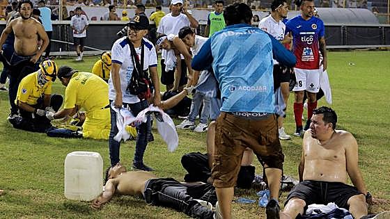 Doce muertos y cientos de heridos en una estampida en un estadio de fútbol de El Salvador