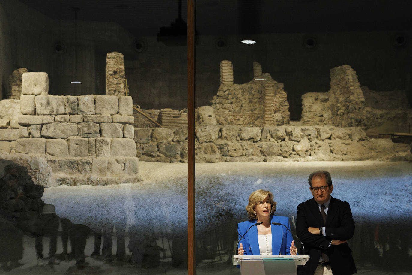 La presidenta de Patrimonio Nacional, Ana de la Cueva, junto a Álvaro Soler, medievalista y responsable la Real Armería.