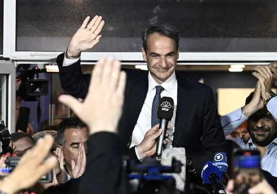 Mitsotakis saluda a sus seguidores tras confirmarse su victoria electoral en las legislativas del domingo.
