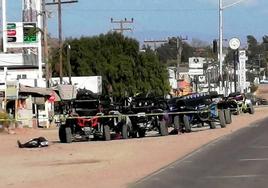 Varios vehículos tipo razer y cuerpos sin vida tendidos en una carretera de Baja California, en México, tras un ataque armado