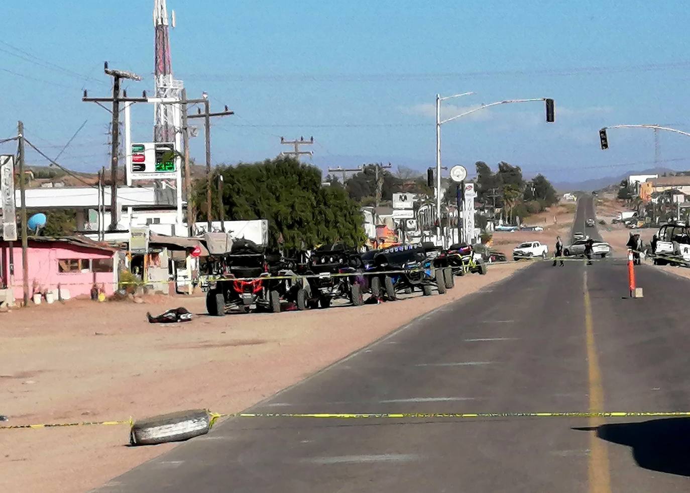 Varios vehículos tipo razer y cuerpos sin vida tendidos en una carretera de Baja California, en México, tras un ataque armado