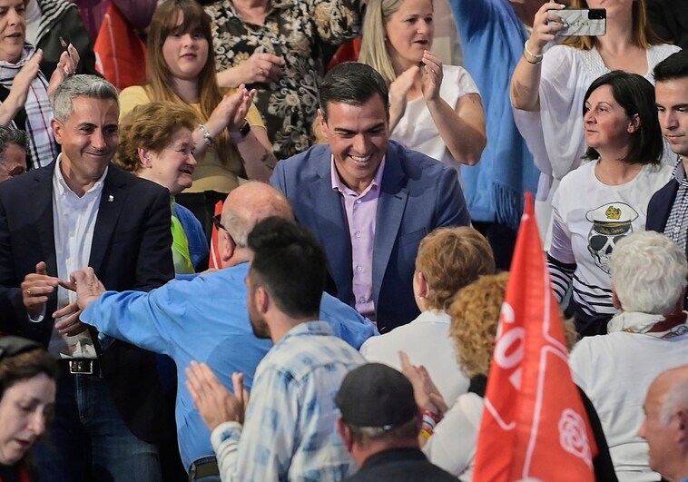 Sánchez junto al candidato socialista a la presidencia de Cantabria, Pablo Zuloaga, este lunes en Santander