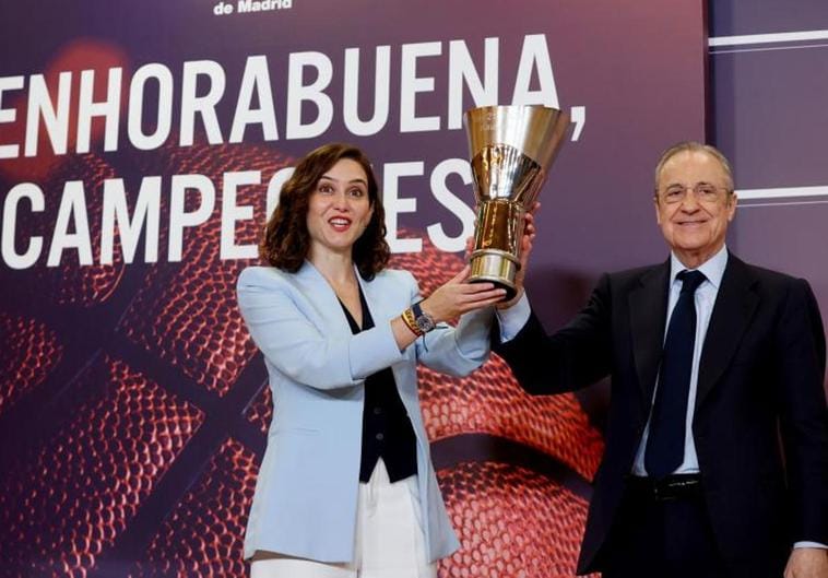 La presidenta de la Comunidad de Madrid, Isabel Díaz Ayuso, alza la copa de campeones de la Euroliga junto al presidente del Real Madrid, Florentino Pérez.
