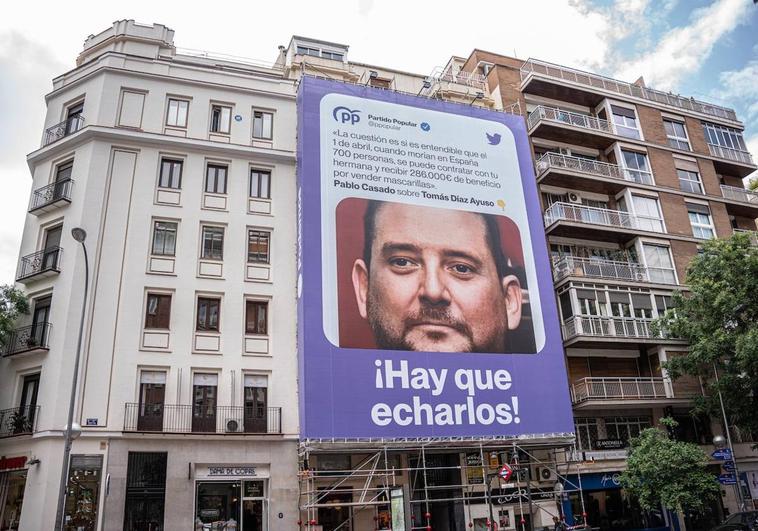 El polémico cartel colgado por Podemos en el barrio de Salamanca de Madrid sobre el hermano de la presidenta autonómica, Isabel Díaz Ayuso.