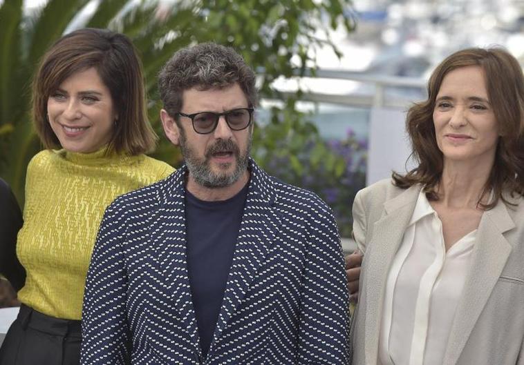 María León, Manolo Solo y Ana Torrent posan en la presentación de la película 'Cerrar los ojos'.