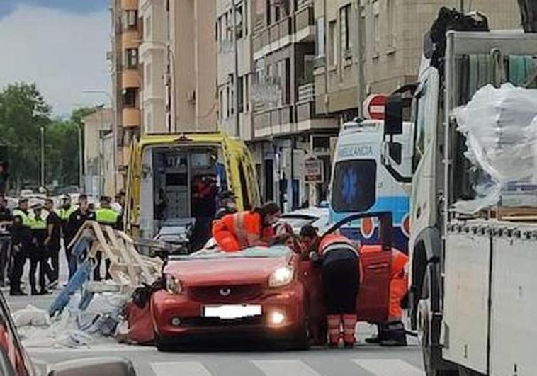 Salva su vida tras caer un palé de ladrillos encima de su coche en Granada