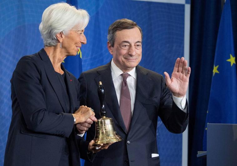 La actual presidenta del BCE, Christine Lagarde, junto al expresidente del organismo Mario Draghi, en su homenaje de despedida del cargo.