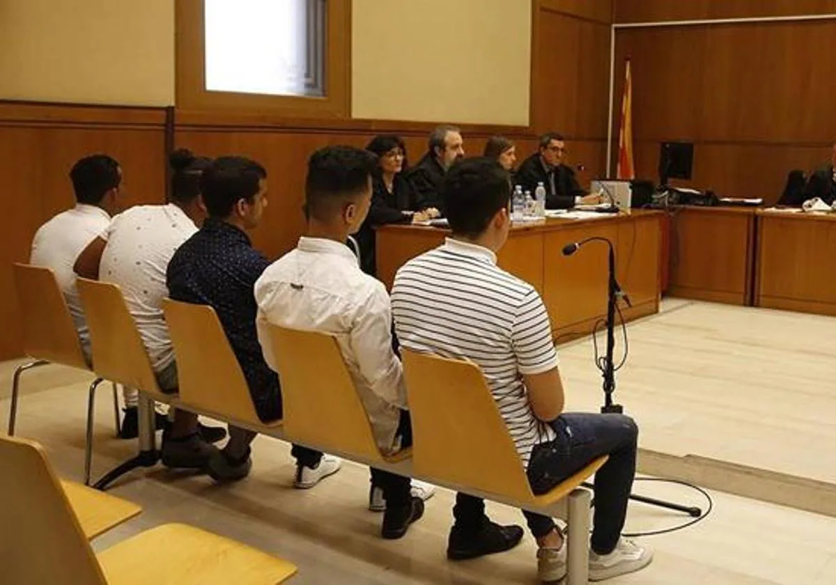 Imagen de archivo de los cinco miembros de la 'manada' de Manresa, durante el juicio en la Audiencia de Barcelona.