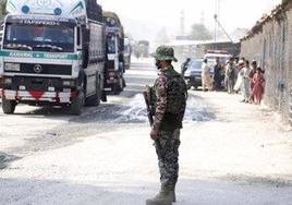 Un militar pakistaní en un puesto de control de carreteras