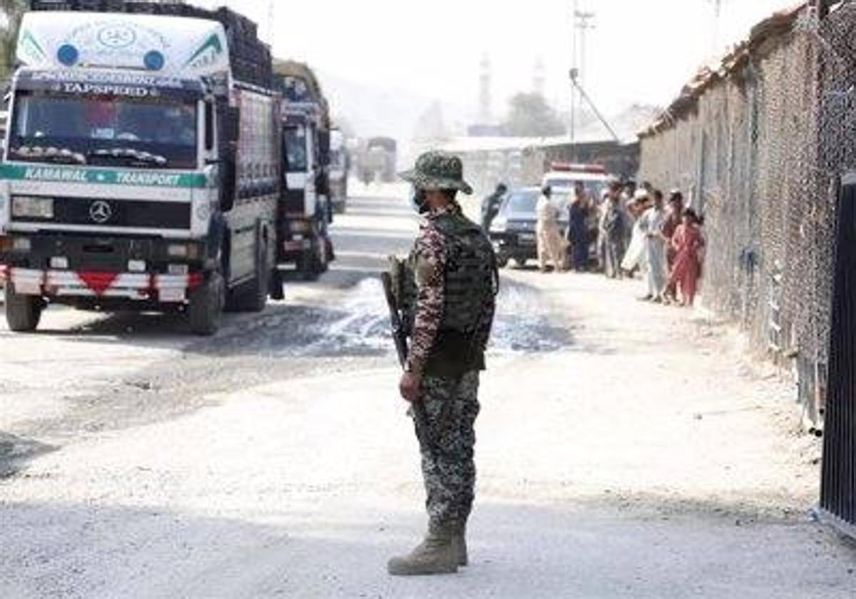 Un militar pakistaní en un puesto de control de carreteras