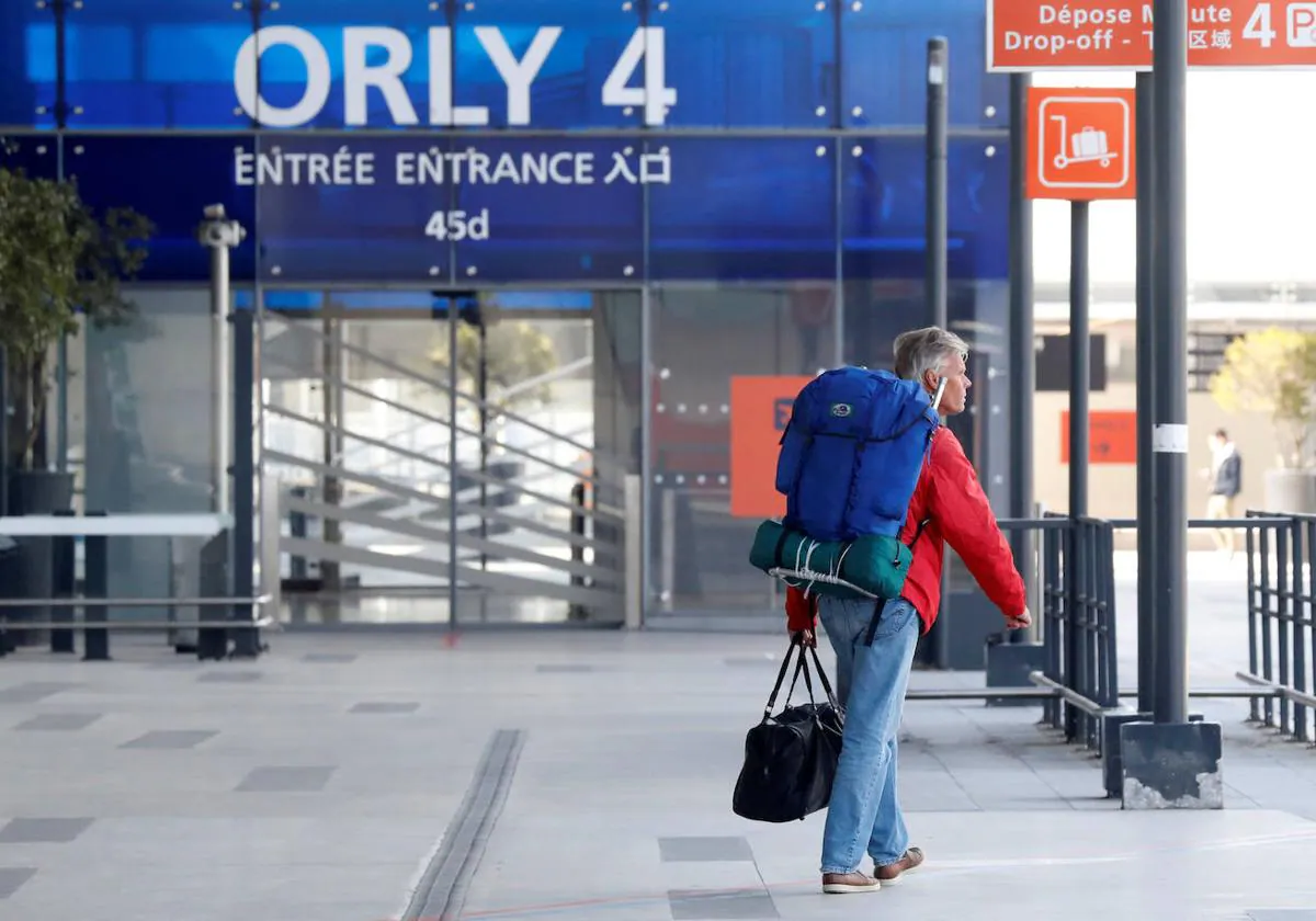 Un viajero entrando al aeropuerto de París-Orly.