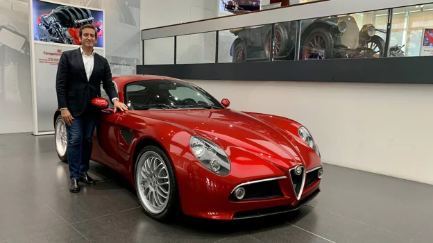 El diseñador español junto a uno de los modelos de Alfa Romeo