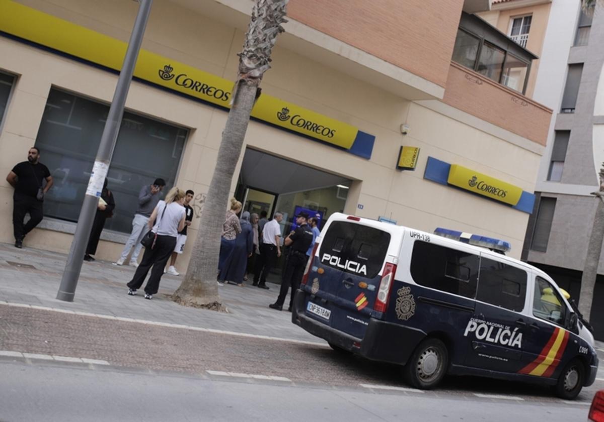 Colas en una oficina postal de Melilla el pasado miércoles para el voto por correo.