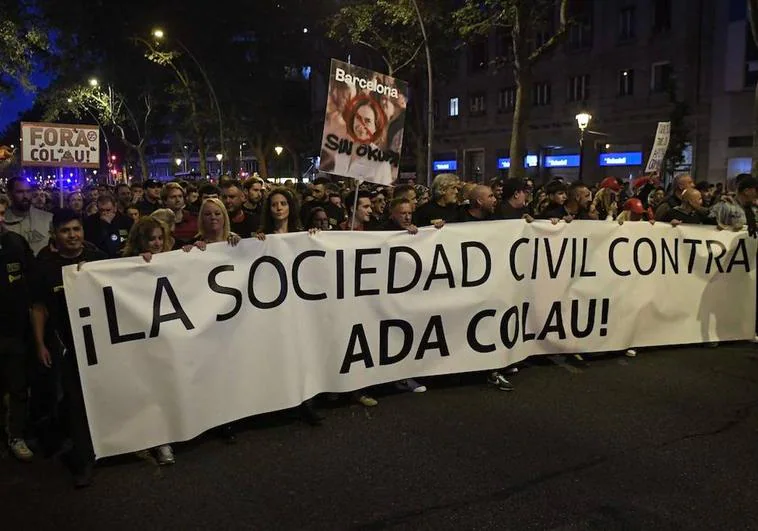 Cabecera de la marcha convocada este jueves en Barcelona por Desokupa.