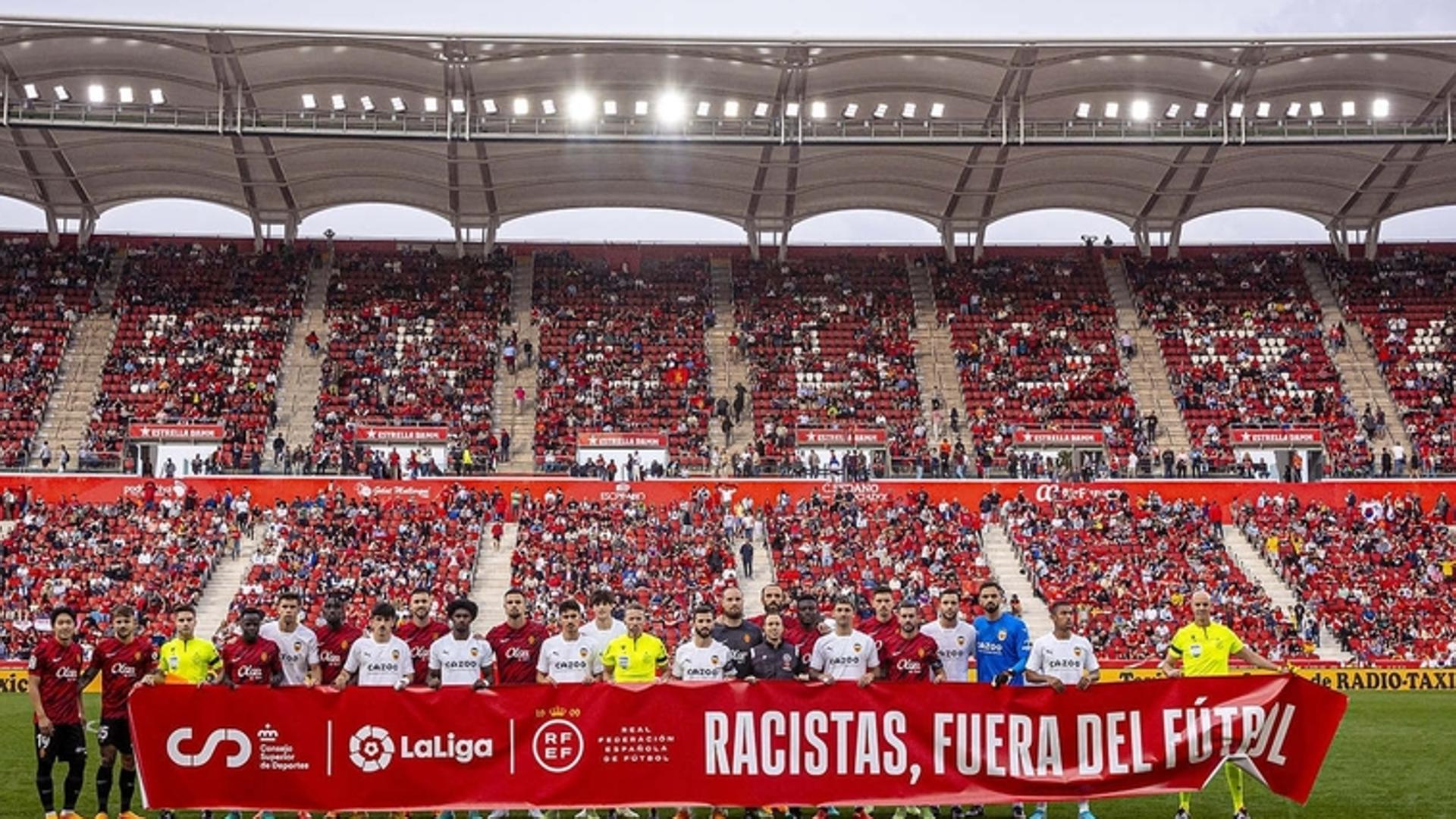 Diakhaby does not pose next to the banner of ‘Racists, out of football’