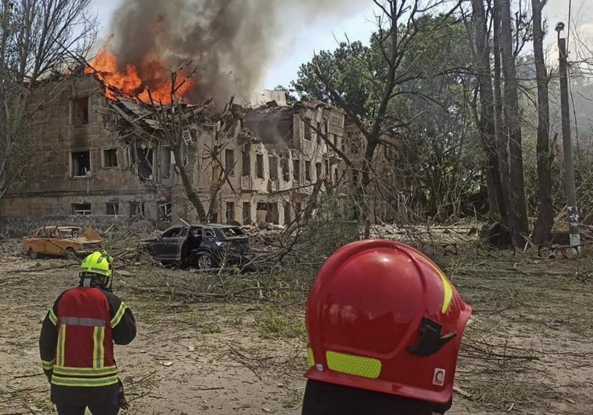 El fuego consume la clínica bombardeada por Rusia en Dnipró.