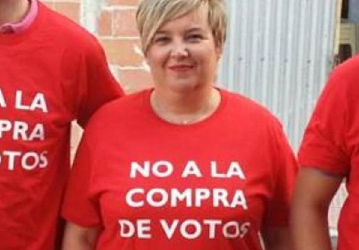 Isabel D. Peñalver, candidata a la alcaldía de Albudeite, con una camiseta con el mensaje: 'No a la compra de votos'.l