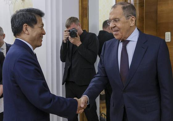 El ministro de Exteriores ruso, Sergei Lavrov, saluda al representante especial del Gobierno chino, Li Hui, a su llegada a Moscú