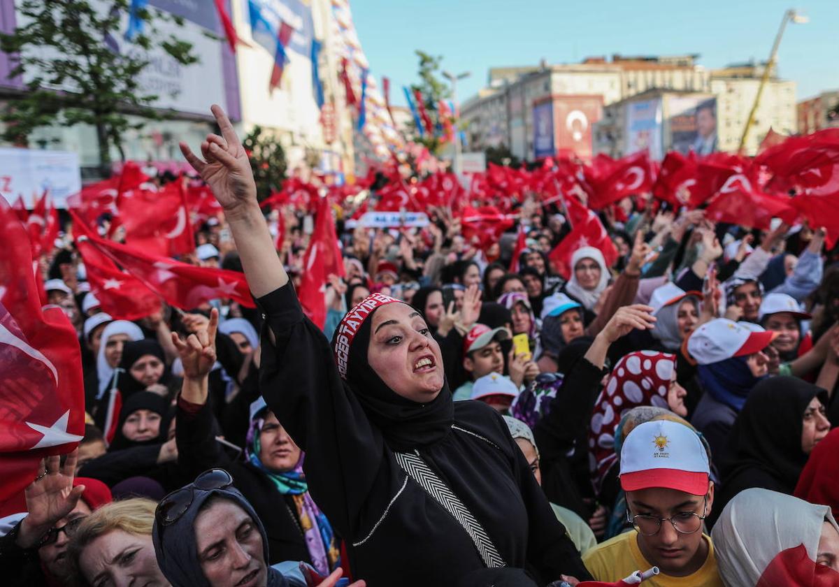 Decenas de seguidores del presidente turco, Recep Tayyip Erdogan, asisten a un evento de su campaña electoral en Estambul