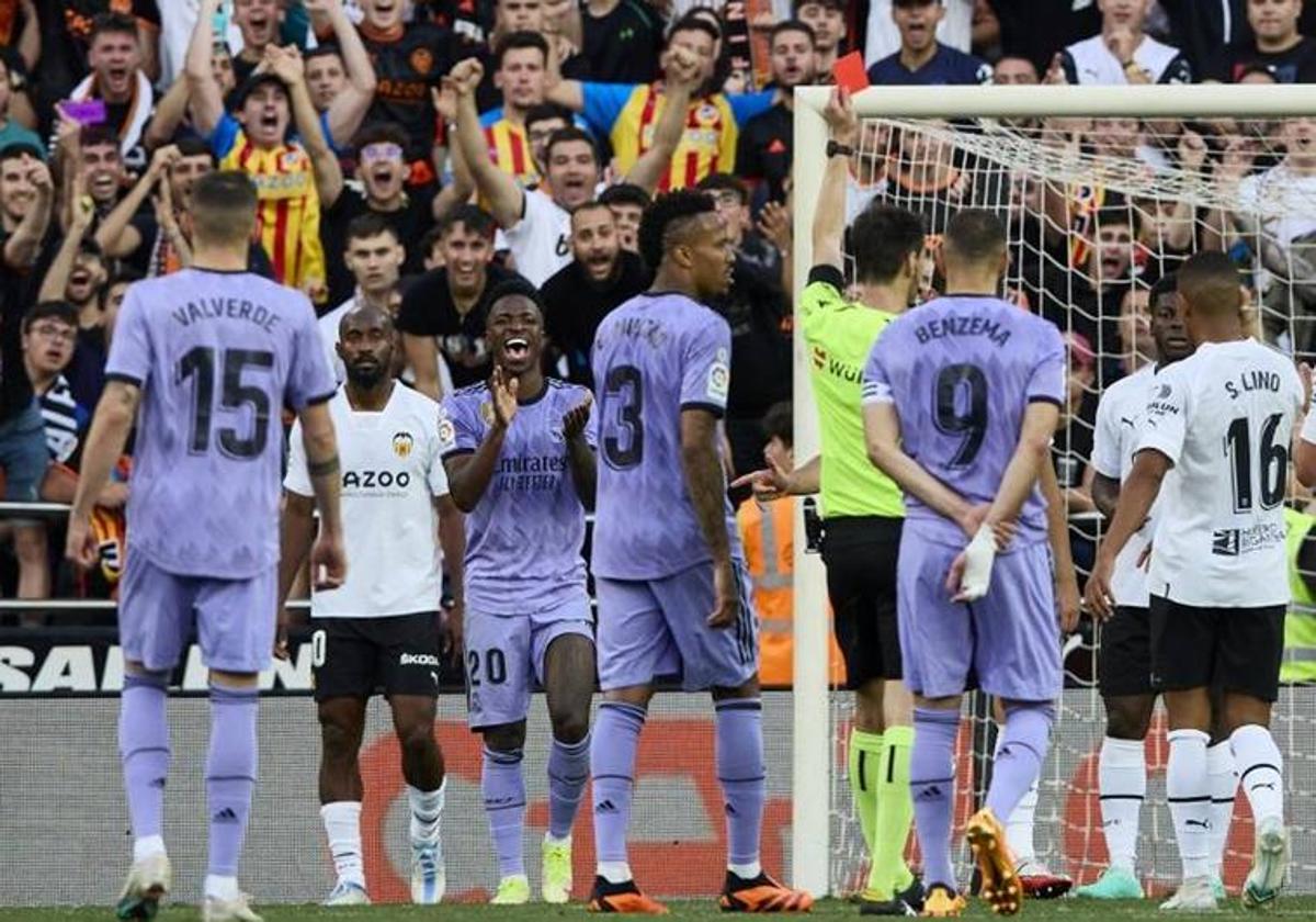 Vinicius ve la roja durante el partido del domingo.