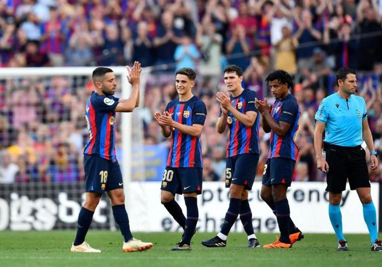 Jordi Alba recibe los aplausos de sus compañeros en en Camp Nou.