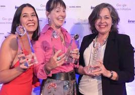 Maylis Chevalier, directora de Innovación de Vocento, posando con los dos premios otorgados a Relevo en los premios INMA.