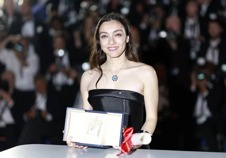 La actriz turca Merve Dizdar con el premio de interpretación por 'Las hierbas secas'.