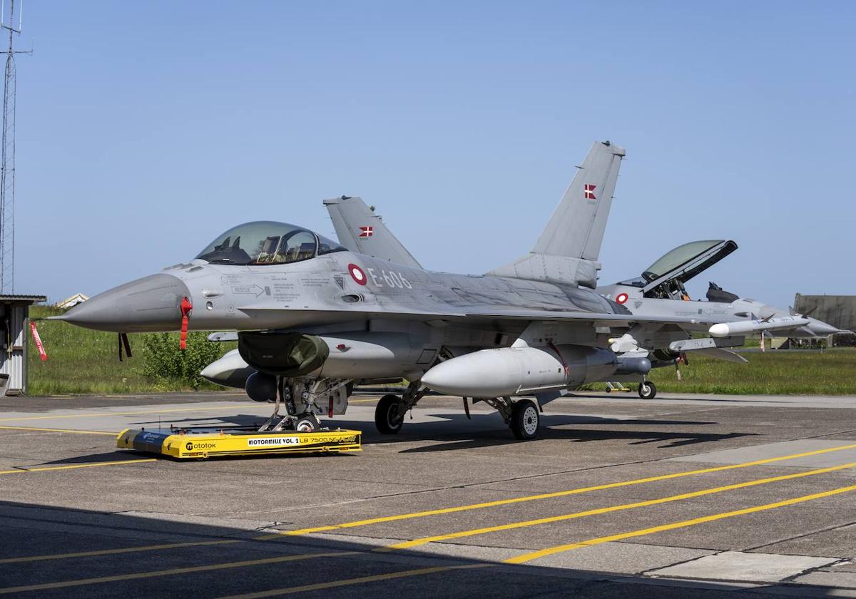 Uno de los F-16 que posee Dinamarca en la base de las Fuerzas Aéreas de ese país.