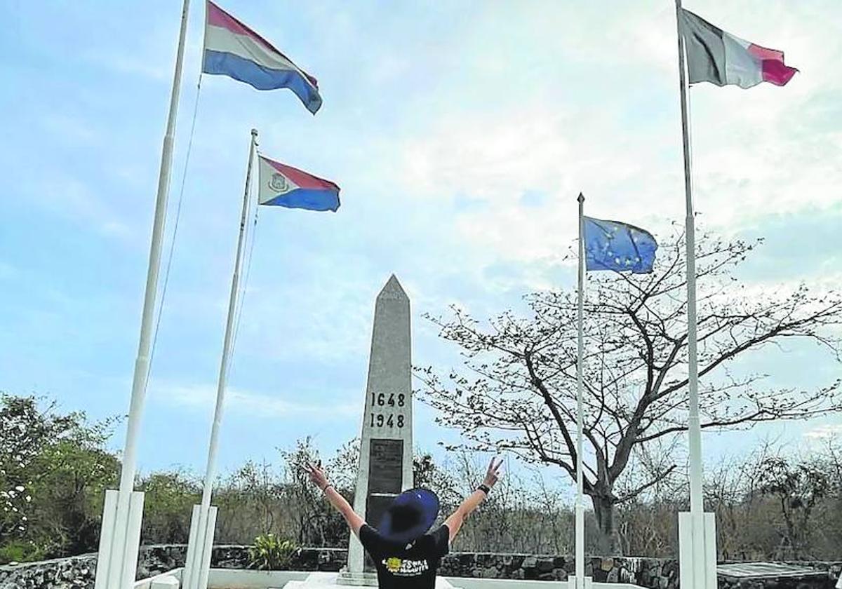 El obelisco Belvedere-Belle Plaine delimita las dos partes de la isla de San Martin, a la izquierda la neerlandesa y a la derecha, la francesa.