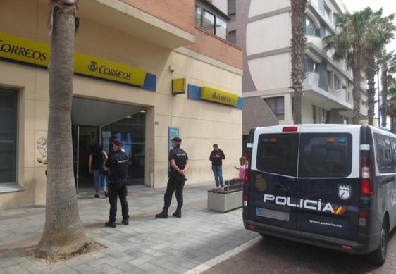 Largas colas de ciudadanos en la oficina de Correos de Melilla para solicitar el voto.