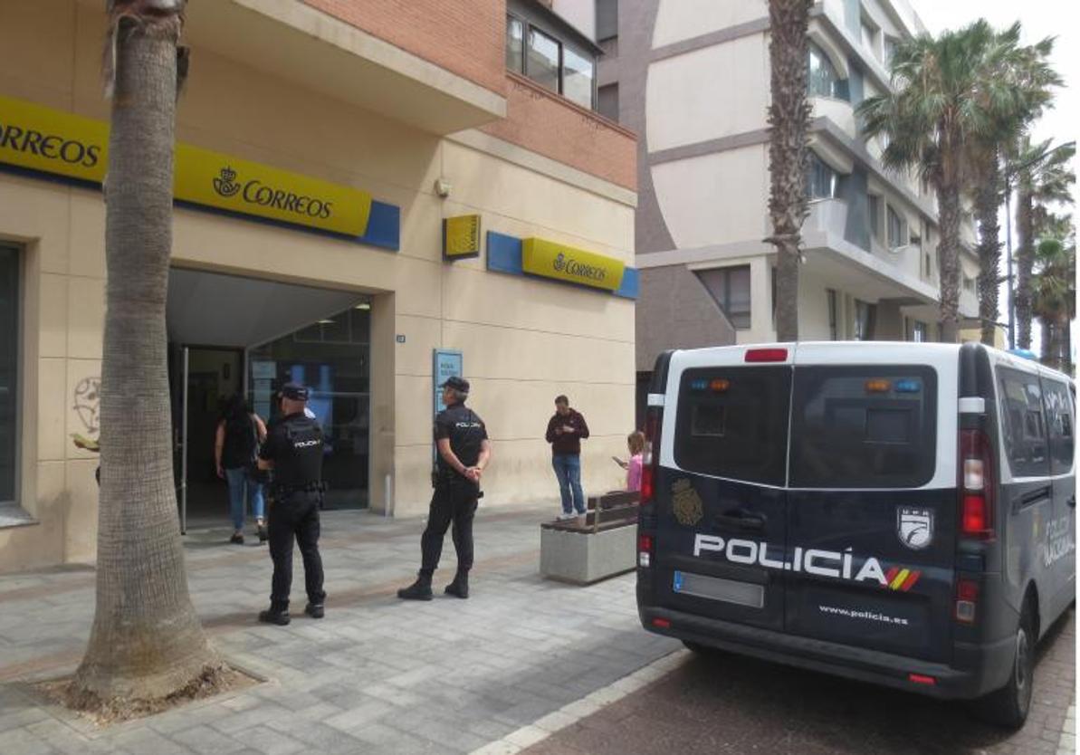 Largas colas de ciudadanos en la oficina de Correos de Melilla para solicitar el voto.