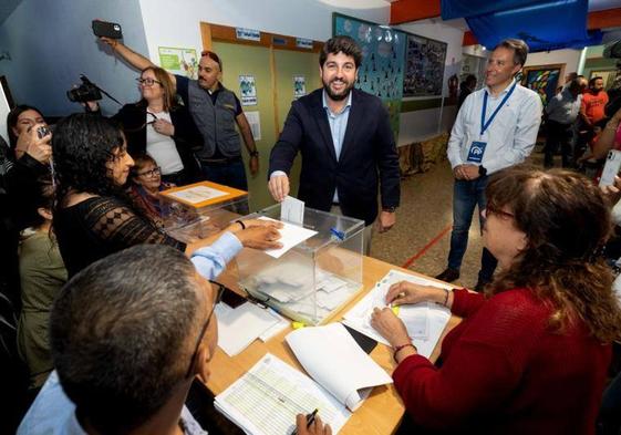 Fernando López Miras deposita su voto en estas elecciones