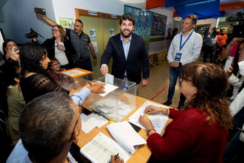 Fernando López Miras deposita su voto en estas elecciones