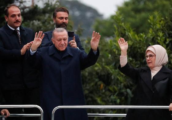 El presidente turco, Recep Tayyip Erdogan, y su esposa Emine celebran la victoria en la segunda vuelta de las elecciones generales en Estambul