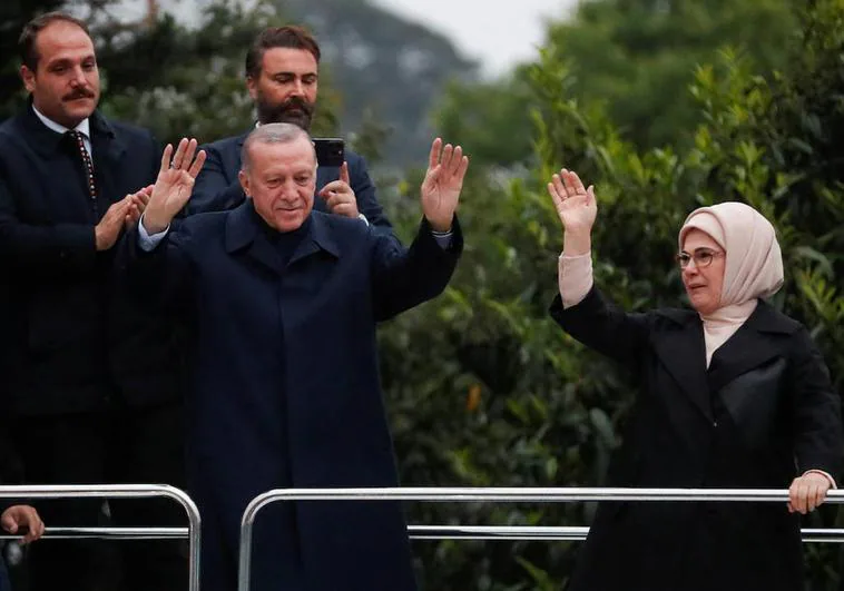 El presidente turco, Recep Tayyip Erdogan, y su esposa Emine celebran la victoria en la segunda vuelta de las elecciones generales en Estambul