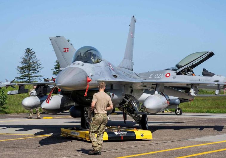 Uno de los aviones de combate danés F-16 con cohetes en la base aérea Fighter Wing, en Dinamarca, que se evalúan proporcionar a Ucrania