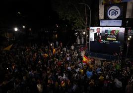 Seguidores del Partido Popular, este domingo en sede de la calle Génova en Madrid