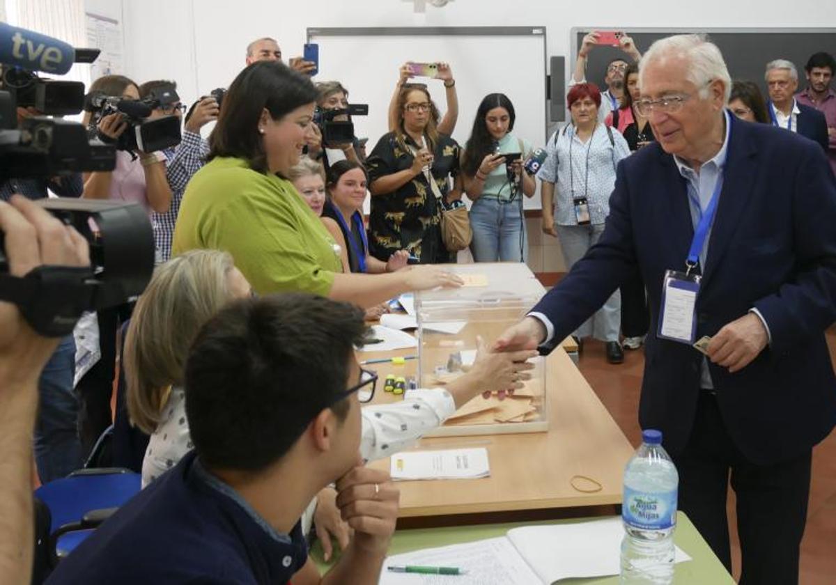 El presidente del PP de Melilla y candidato a la Presidencia de la Autónoma, Juan José Imbroda, ejerce su derecho al voto este domingo