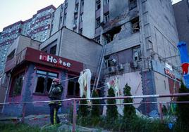 Un edificio alcanzado por la última oleada de drones lanzados sobre Kiev