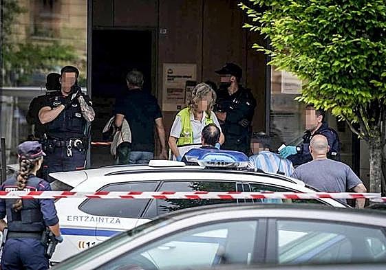 Ertzainas y personal médico, en el apartahotel donde han ocurrido los hechos.
