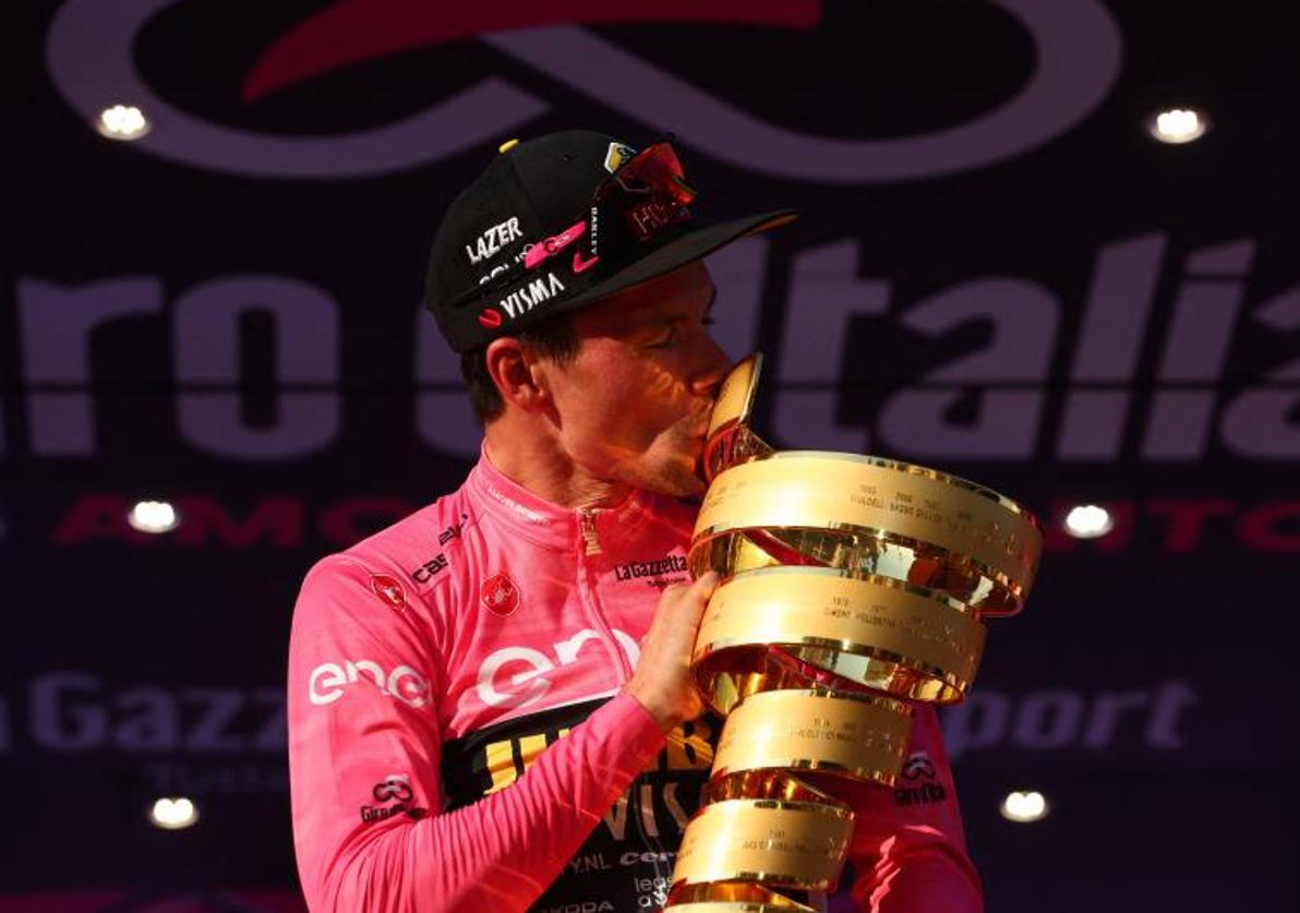 Primoz Roglic celebra su triunfo en la 106 edición del Giro de Italia.