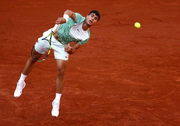 Alcaraz abre Roland Garros con mano firme