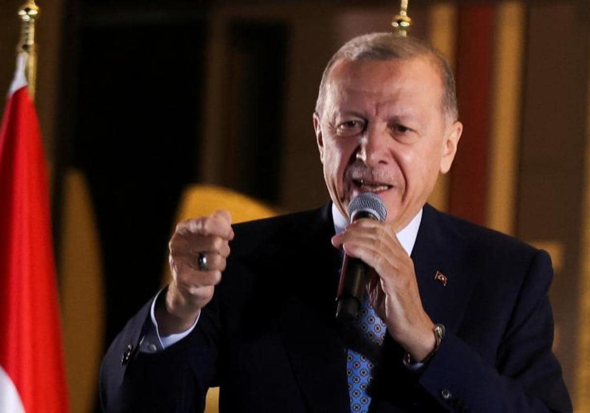 Recep Tayyip Erdogan celebra el resultado de las elecciones turcas con sus seguidores.