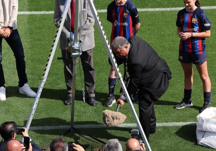 Joan Laporta pone la primera piedra del nuevo estadio.