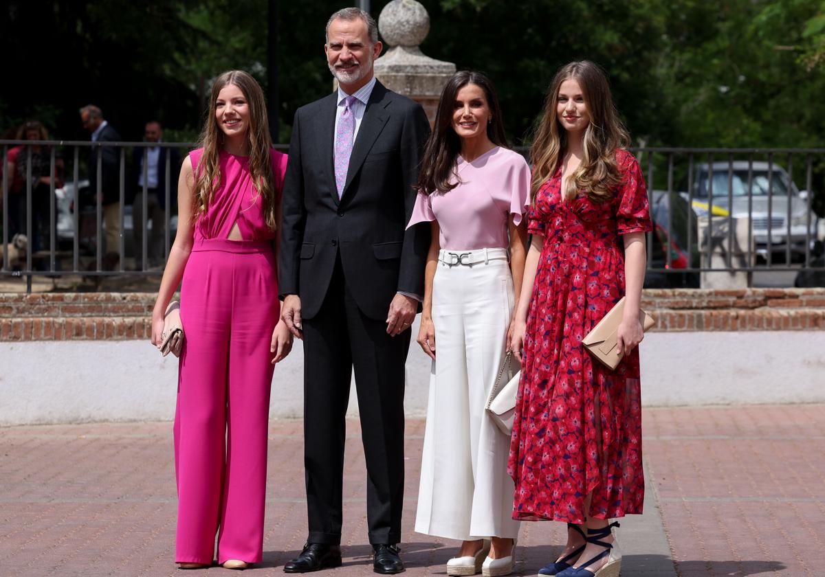 Los reyes Felipe y Letizia junto a sus hijas, la princesa Leonor y la infanta Sofía en la confirmación de la infanta.