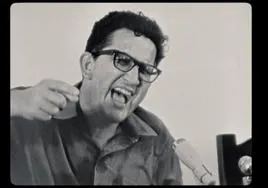 El escritor Heberto Padilla durante su autoinculpación en una imagen del documental.