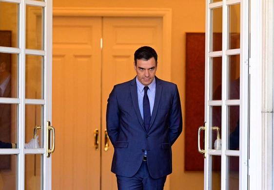 El presidente del Gobierno, Pedro Sánchez, este lunes en Moncloa con rostro circunspecto.