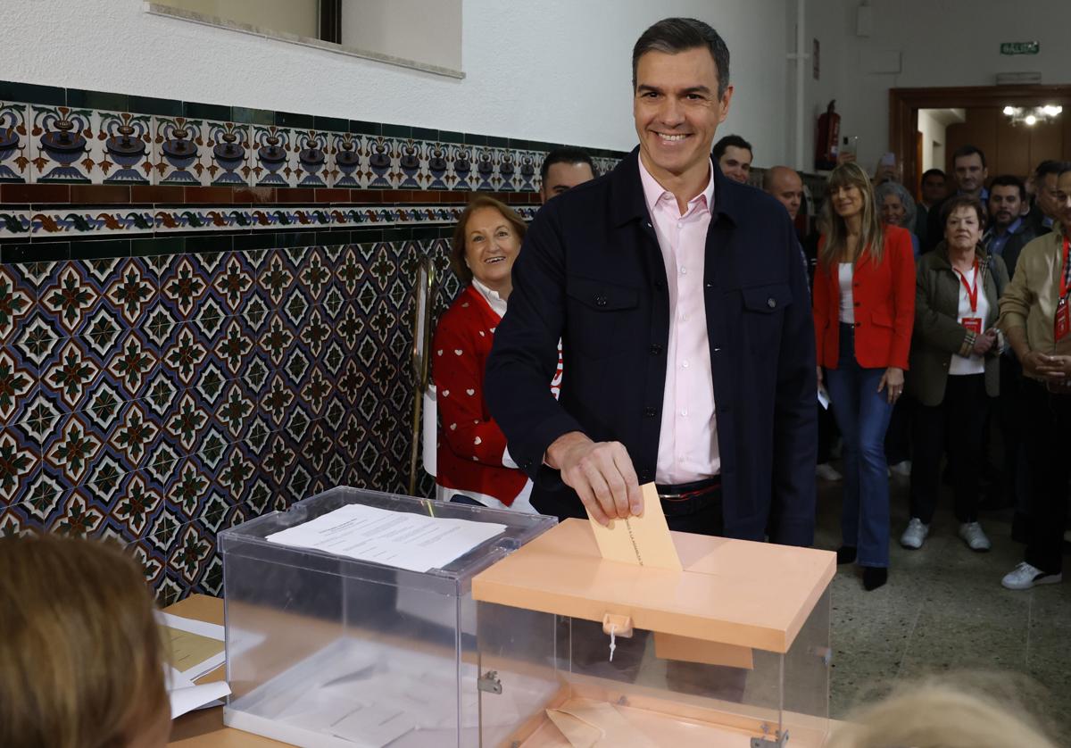 El presidente del Gobierno, Pedro Sánchez, ejerce su derecho al voto este domingo.